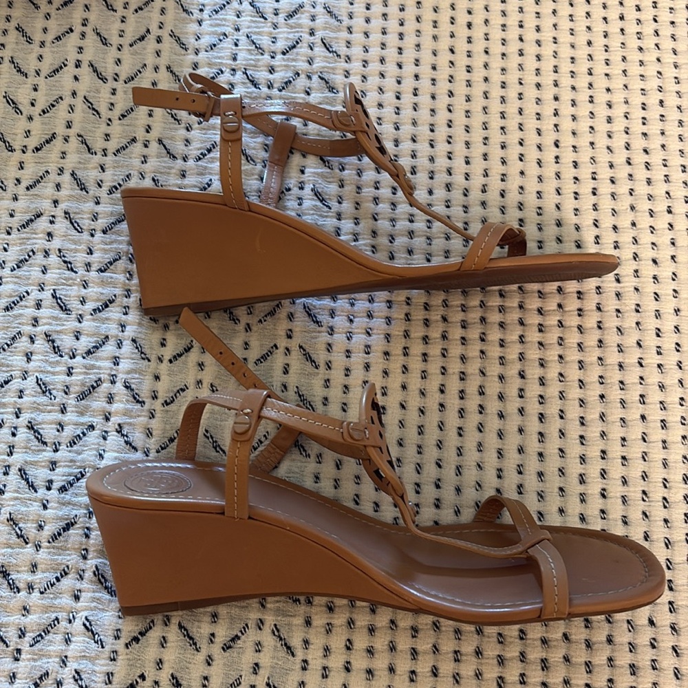 Tory Burch Tan Sandals with Signature Medallion - Picture 3 of 6